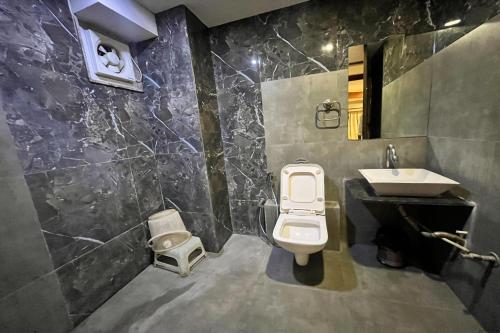 Hotel Om Balajiにあるバスルーム