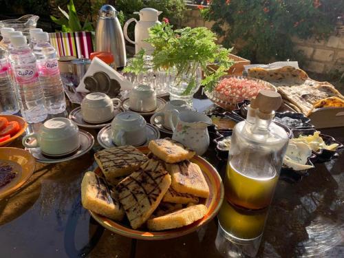 un tavolo con pane tostato e bottiglie di succo di frutta di Villa Julia Veneria a Sicca Veneria