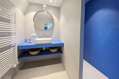 een badkamer met een wastafel en een spiegel bij Plage à pied - 3 balcons - 3 chambres - Parking in La Baule
