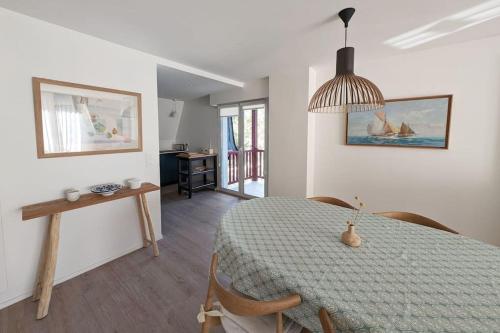 une salle à manger avec une table et une chambre avec dans l'établissement Plage à pied - 3 balcons - 3 chambres - Parking, à La Baule