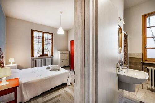bagno con letto e lavandino in camera di Comfortable Home Vittoria Among Greenery - Happy Rentals a Marliana
