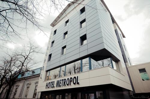 un edificio con un cartel que lee debajo de su hospital en Hotel Metropol, en Piteşti