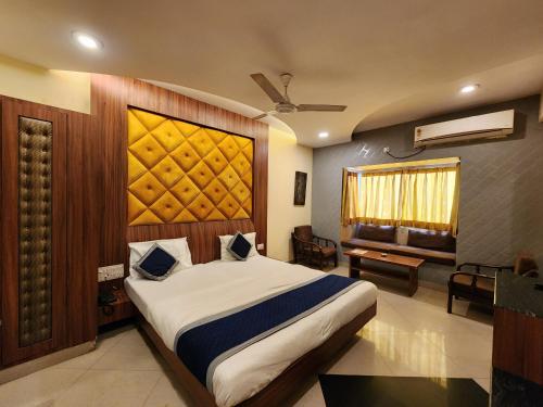 ein Schlafzimmer mit einem Bett und ein Wohnzimmer in der Unterkunft Hotel Savera in Udaipur