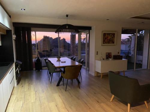 a dining room with a table and chairs at Sublime logement avec vue mer et Jacuzzi in La Ciotat