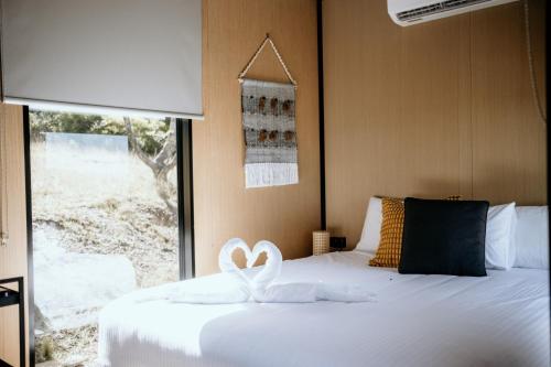 Llit o llits en una habitació de Edgar Lake George Winery