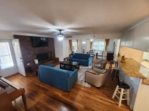 einen Luftblick auf ein Wohnzimmer mit blauen Möbeln in der Unterkunft Newly remodeled 6BR in East Memphis Neighborhood in Memphis