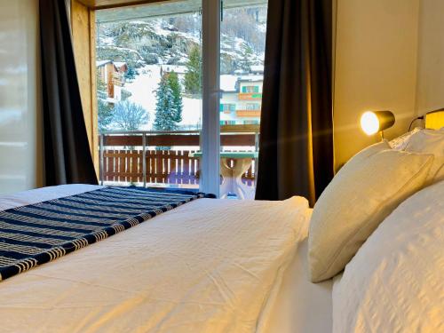 Postel nebo postele na pokoji v ubytování Cosy Modern Apartment with balcony and Matterhorn View