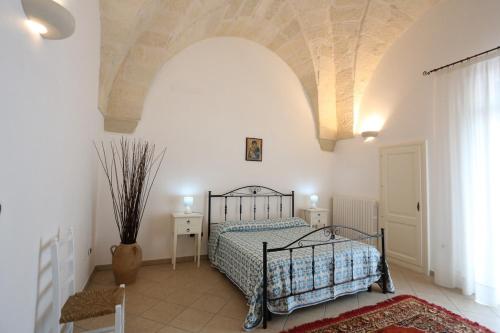- une chambre blanche avec un lit dans l'établissement Appartamento Sant'Antonio, à Castro di Lecce