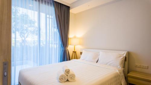מיטה או מיטות בחדר ב-Апартаменты в Laguna Skypark с террасой
