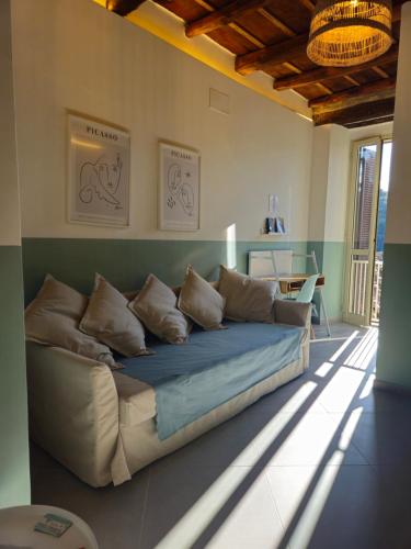 salon z kanapą w pokoju w obiekcie Via Camerina 3 w mieście Castelnuovo di Porto