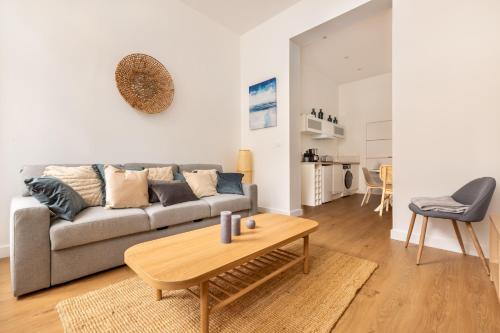 un salon avec un canapé et une table basse dans l'établissement Cosy T2 Charme confort - Cœur de Lille Sebastopol by Lity, à Lille