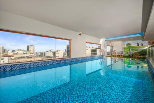 uma piscina com vista para a cidade em Bantique Hotel em Da Nang