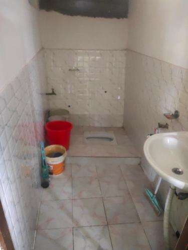 ein Badezimmer mit einem Waschbecken, einem WC und einer Badewanne in der Unterkunft Wood Locs Farm Stay & Campsite in Darjeeling