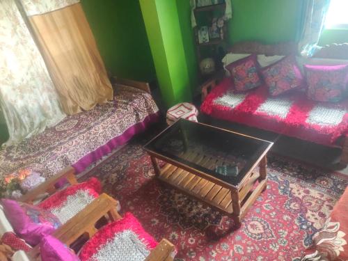 una vista aérea de una sala de estar con camas y una mesa en Wood Locs Farm Stay & Campsite, en Darjeeling