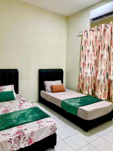 Suhana LongHouse HomeStay Sipitang في Sipitang: غرفة بسريرين ونافذة