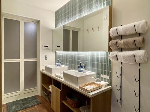 ein Badezimmer mit 2 Waschbecken und einem Spiegel in der Unterkunft YudaOnsen Byakkoan　山口湯田温泉 白狐庵 in Yamaguchi