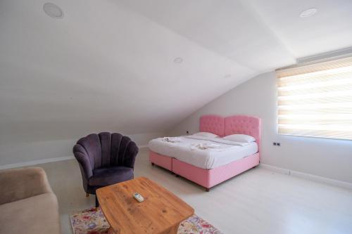 Tempat tidur dalam kamar di Avullar Palace Hotel