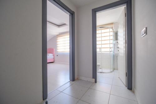un pasillo vacío con una puerta que conduce a un dormitorio en Avullar Palace Hotel, en Antalya