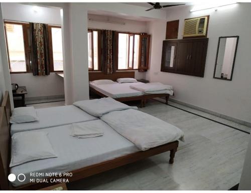 齋浦爾的住宿－"Boby Homestay", Boby Mansion, Jaipur，带窗户的客房内的两张床