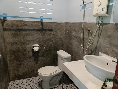 La salle de bains est pourvue de toilettes et d'un lavabo. dans l'établissement Mangrove House Kohyao noi, à Ban Bang Chak
