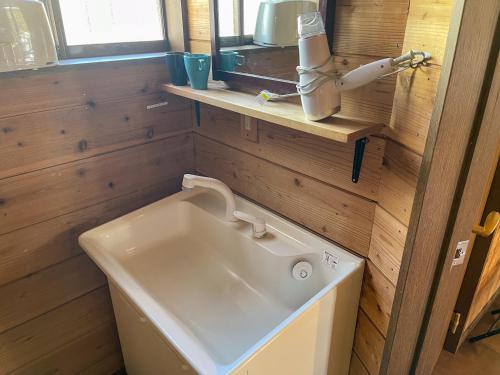un bagno con un lavandino bianco e uno specchio di 湖畔まで徒歩圏内、BBQ可能！隠れ家感溢れる【Nハウス】 a Yamanakako
