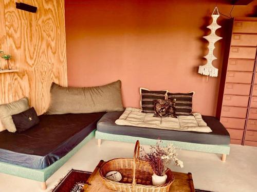 1 Schlafzimmer mit 2 Betten und einem Korb in der Unterkunft Magnifique studio indépendant in Collonges-au-Mont-dʼOr