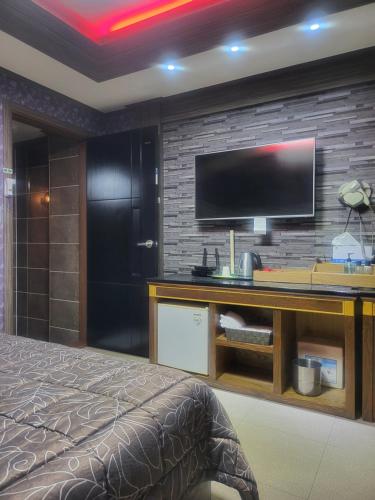 Televízia a/alebo spoločenská miestnosť v ubytovaní Gohyeon Ace motel