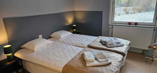 ein Schlafzimmer mit einem großen Bett mit Handtüchern darauf in der Unterkunft Näsbygården in Storvik