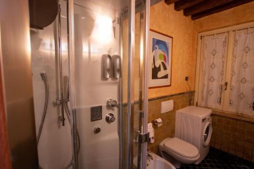 a bathroom with a shower and a toilet and a sink at Carlo & Dany Piano Terra in centro con giardino in Parma