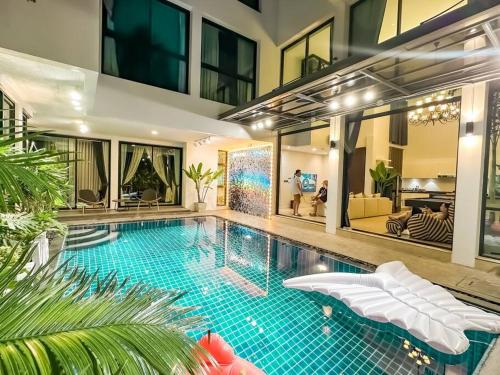 summer villa 曼谷中心Asok&Thong Lor800平米海天别墅189/7 في بانكوك: مسبح كبير في بيت