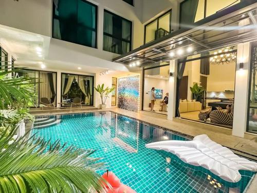 a large swimming pool in a house at 1897summer villa 曼谷中心7卧Asok&Thong Lor800平米海天别墅 in Bangkok