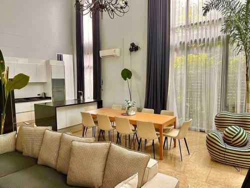 a kitchen and dining room with a table and chairs at 1897summer villa 曼谷中心7卧Asok&Thong Lor800平米海天别墅 in Bangkok