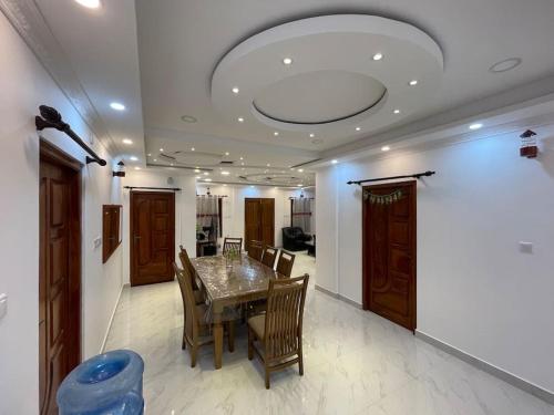 una sala da pranzo con tavolo e sedie di Villa de luxe avec piscine a Jaffna
