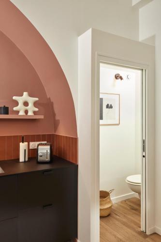 La salle de bains est pourvue d'une arche au-dessus d'un lavabo. dans l'établissement Cosy 1BR with outside space near Canal Saint Martin, à Paris