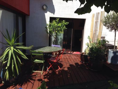 une table et des chaises sur une terrasse avec des plantes dans l'établissement Très belle villa climatisée à Marseille Sud en Provence, à Marseille