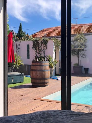 - une vue depuis la fenêtre d'une maison avec piscine dans l'établissement Très belle villa climatisée à Marseille Sud en Provence, à Marseille