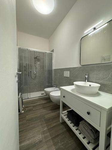 a bathroom with two sinks and a shower and a tub at CASA BENEDETTA Nuovo bilocale 100 metri dal mare in Alassio