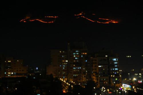 Zwei Drachen fliegen nachts über eine Stadt in der Unterkunft Giovanni appartment in Skopje