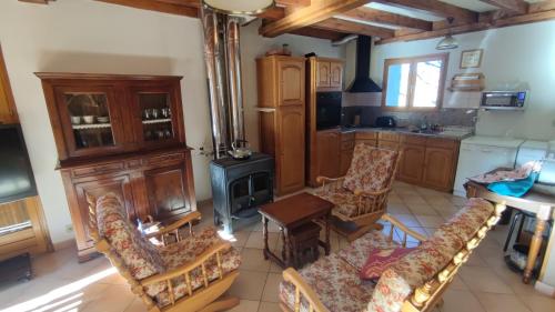 - un salon avec une cuisinière dans l'établissement Maison Cal Vi, à Saint-Pierre-dels-Forcats