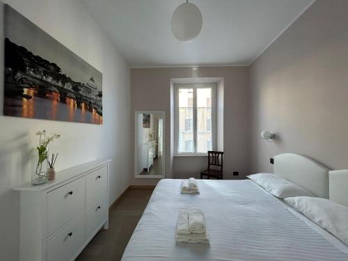 ein Schlafzimmer mit einem großen Bett mit zwei Handtüchern darauf in der Unterkunft Leonard Vatican House in Rom
