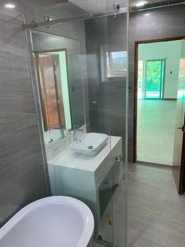 uma casa de banho com um WC, um lavatório e um espelho. em 5 bedroom House antipolo em Antipolo