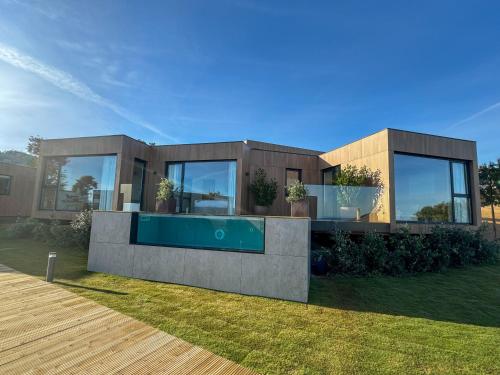 una casa con piscina frente a ella en ESPAZO NATURE en Carballo