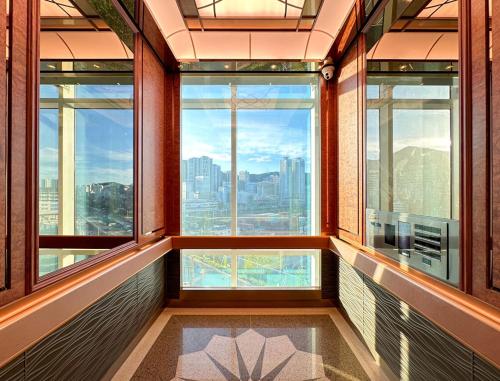 Pokój z oknami i widokiem na miasto w obiekcie Brown Suites Busan Station w Pusanie