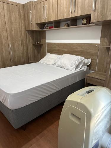 Ένα ή περισσότερα κρεβάτια σε δωμάτιο στο Apartamento no centro de Juiz de Fora