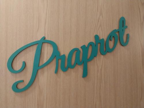 莫伊斯塔納的住宿－Apartma Praprot，木墙上表示快乐的标志