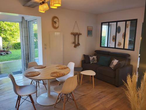 un salon avec une table et un canapé dans l'établissement Charmant appartement avec jardin, à Bénodet