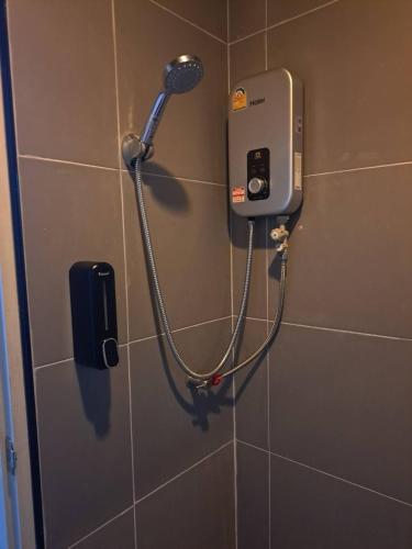 baño con ducha y teléfono en la pared en House number one en Ban Hua Khao Sammuk