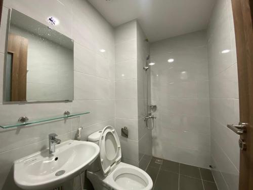 a bathroom with a toilet and a sink at OSIMI Apartment - 1 Bedroom - A0817 in Phú Mỹ