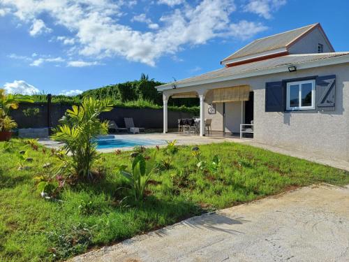 une maison avec une piscine dans la cour dans l'établissement Private House for Vacation, Castel, à Lamentin