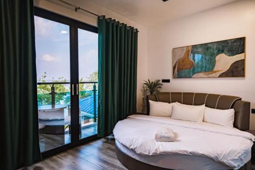 1 dormitorio con 1 cama y balcón en Bibee Maldives, en Dhiffushi